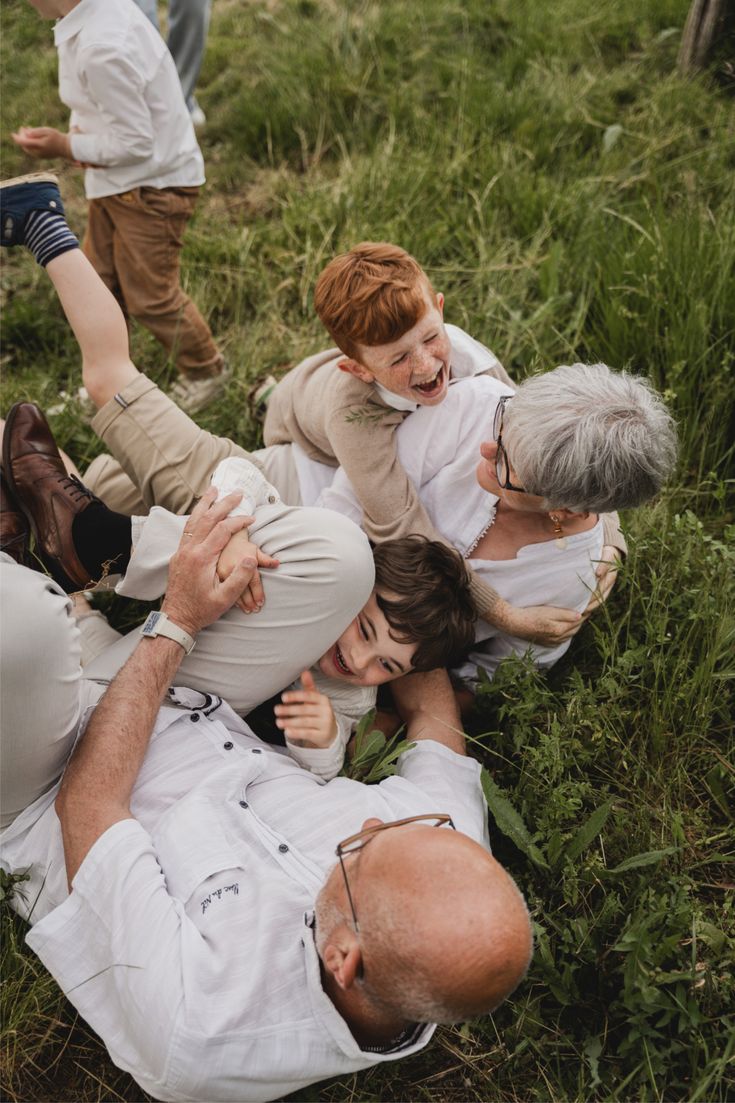 Família de diferentes gerações reunida em um momento descontraído ao ar livre.