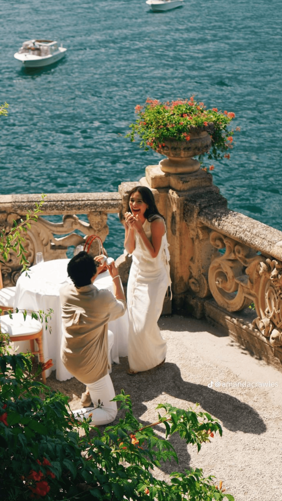 Pedido de casamento em um terraço à beira do lago.